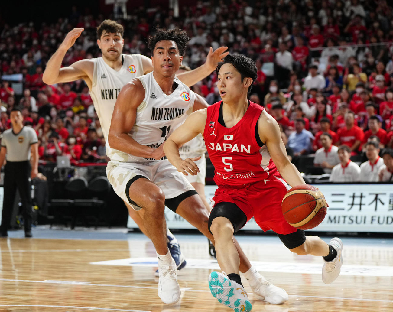 日本対ニュージーランド　第1Q、ドリブルで攻め込む河村（右）（撮影・江口和貴）