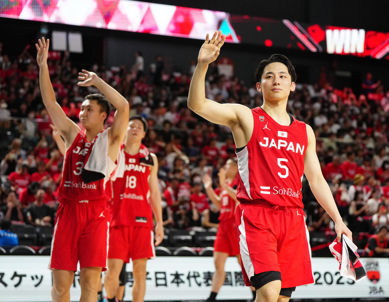 日本対ニュージーランド　試合後、場内1周する河村（右）（撮影・江口和貴）