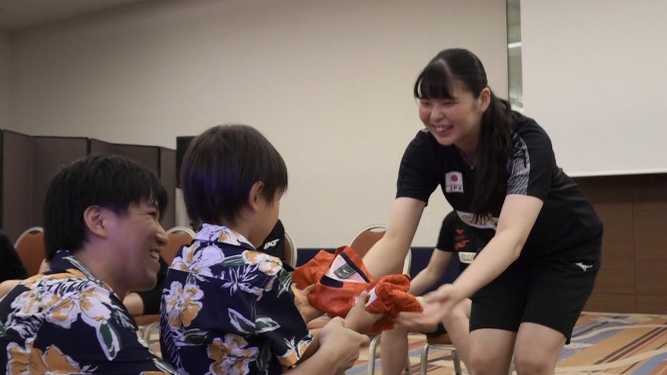 子供にグッズを渡す山田二千華