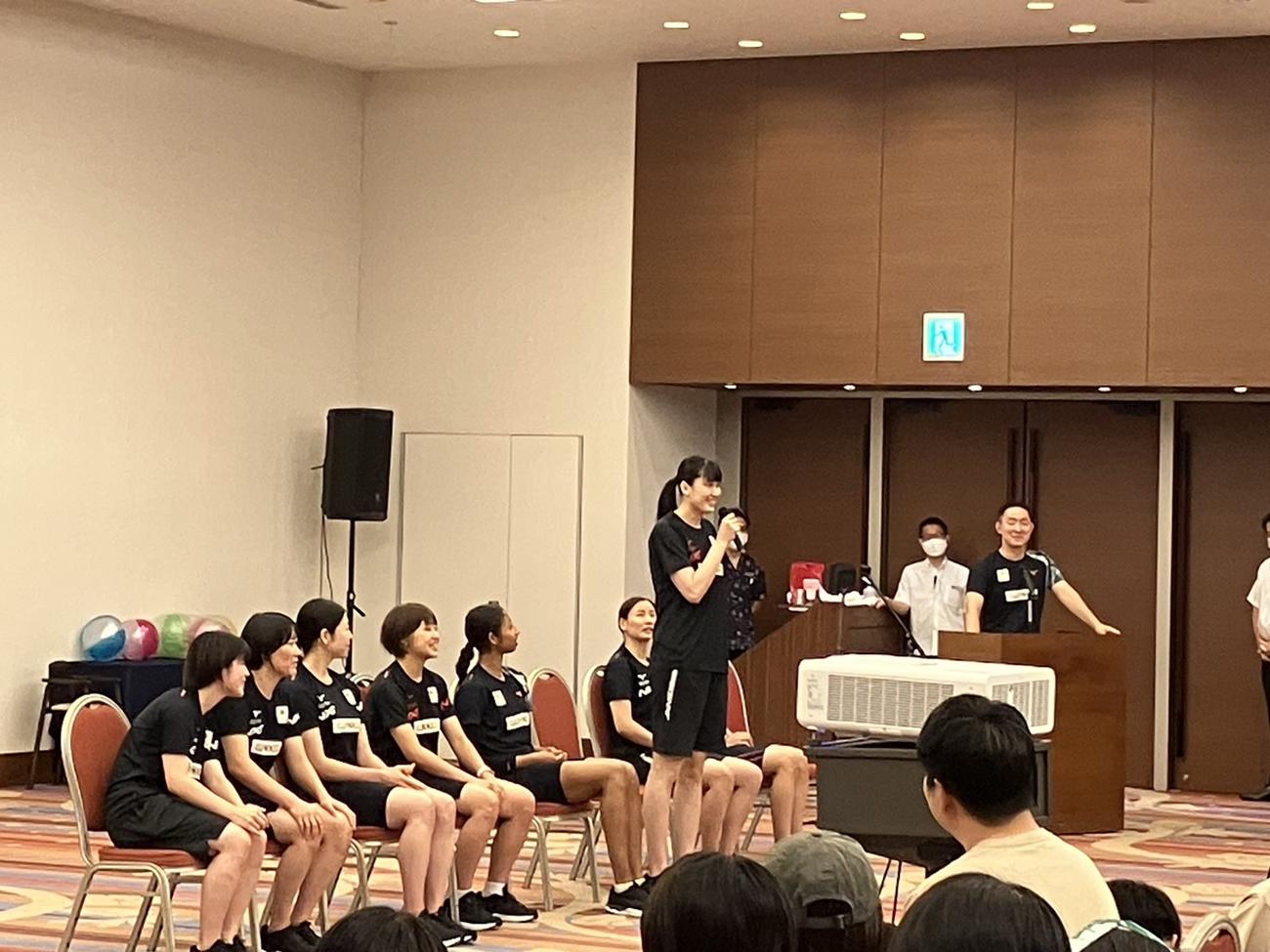 ファン交流イベントで話す入沢まい