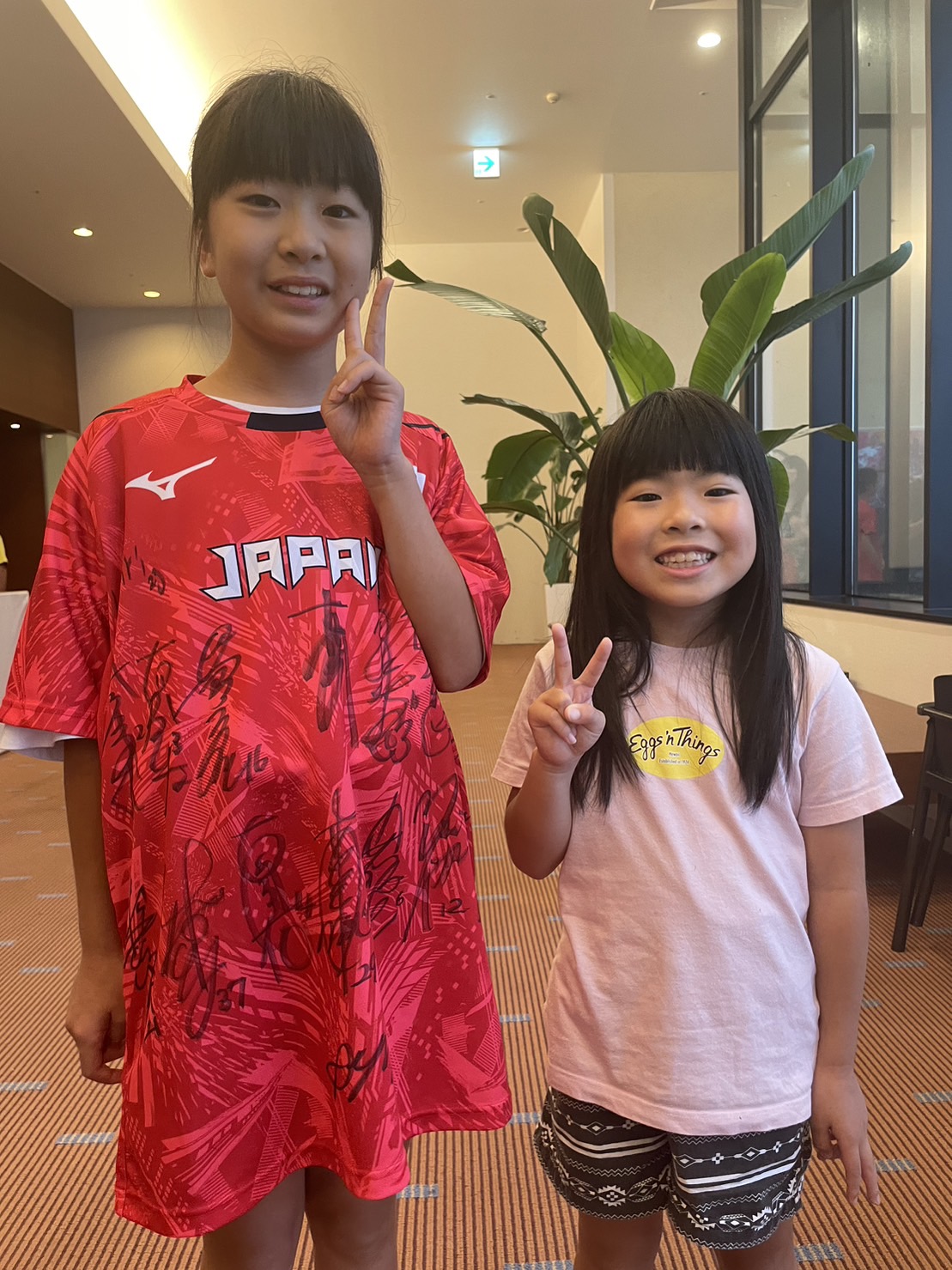 じゃんけん大会でバレーボール女子日本代表のサイン入りユニフォームを獲得した斎藤和音（わと）ちゃん（左）と妹の詩花（うた）ちゃん