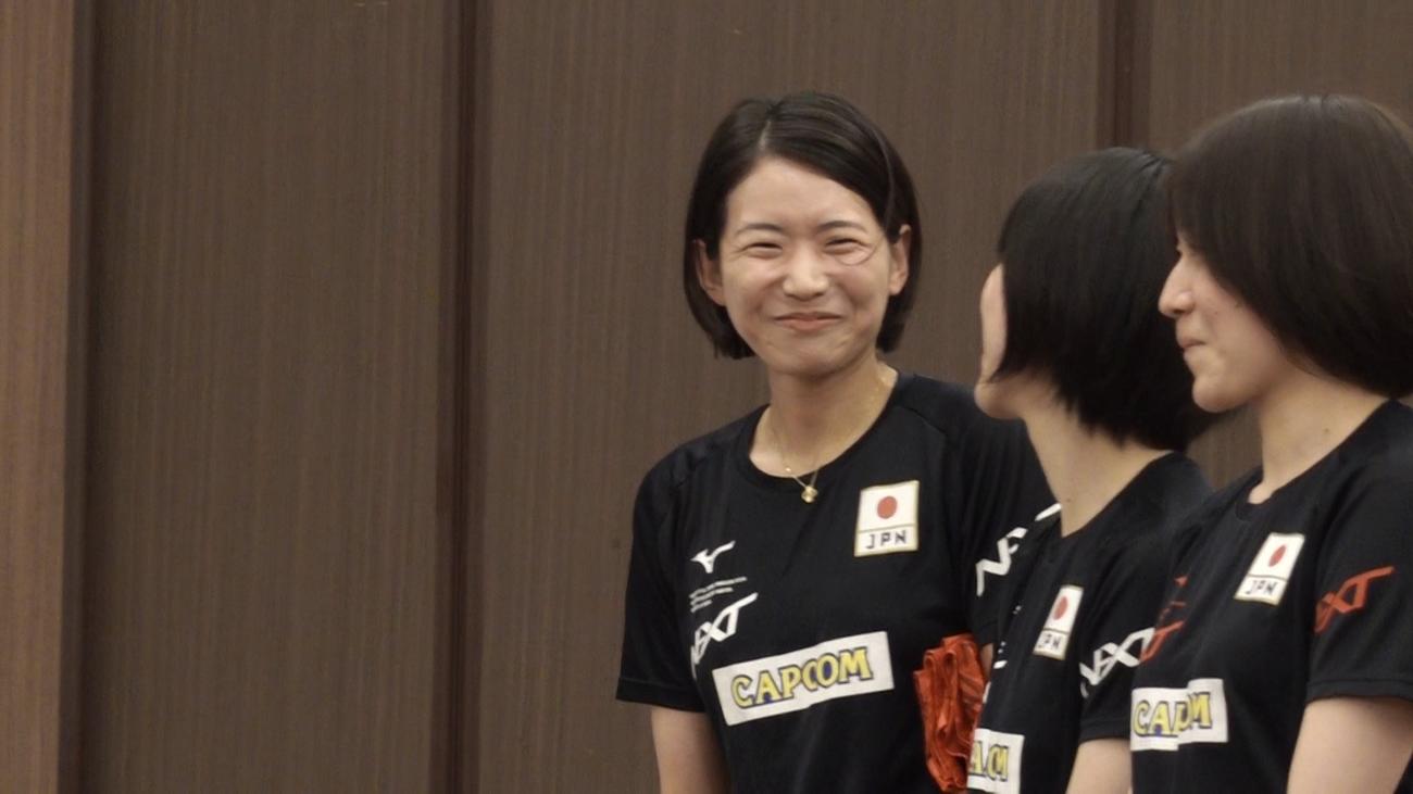 交流イベントで笑顔を見せる古賀紗理那（左）