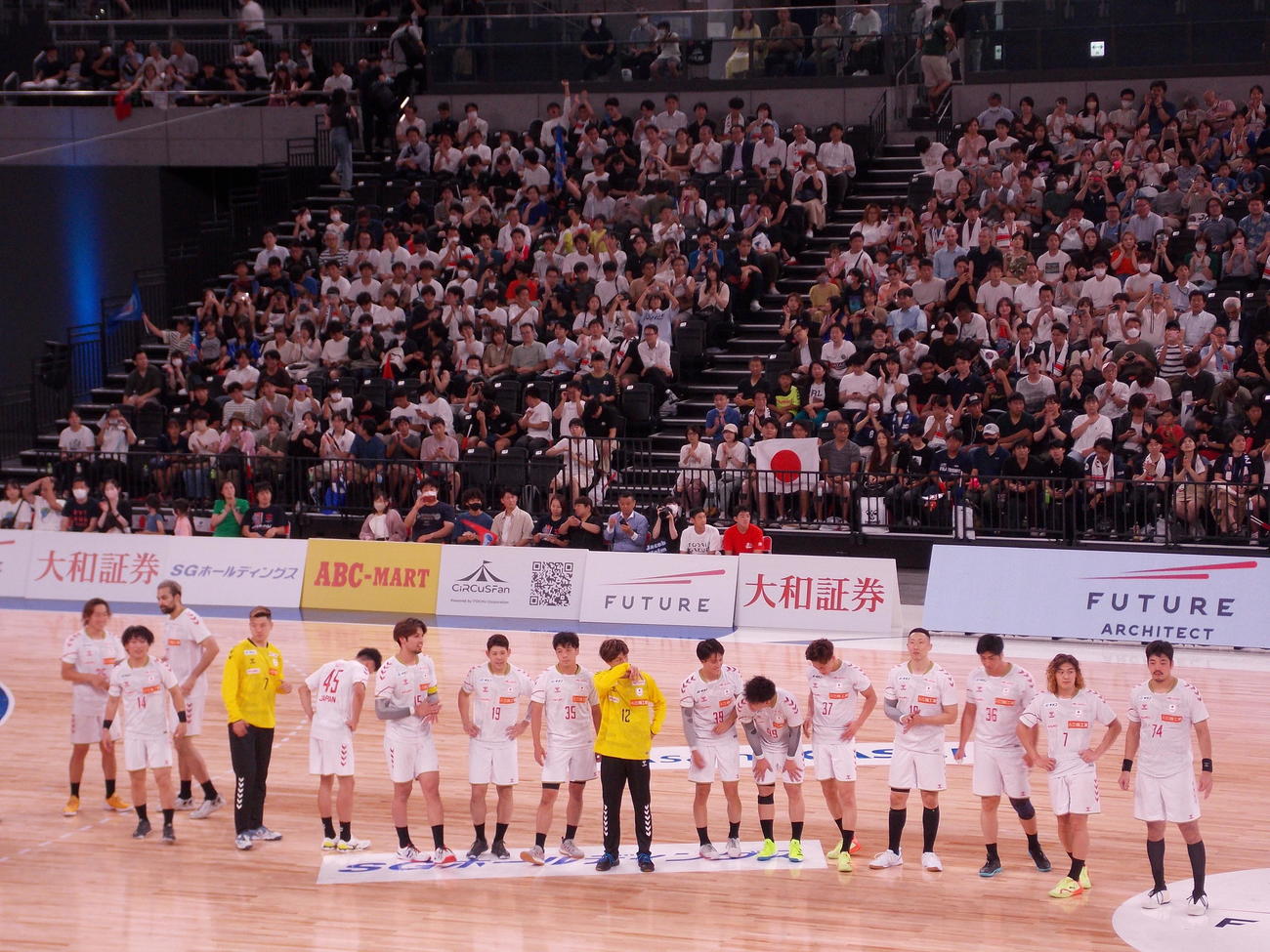 国内最多観衆1万801人の前でパリ・サンジェルマン戦を終えた日本代表（撮影・松本航）