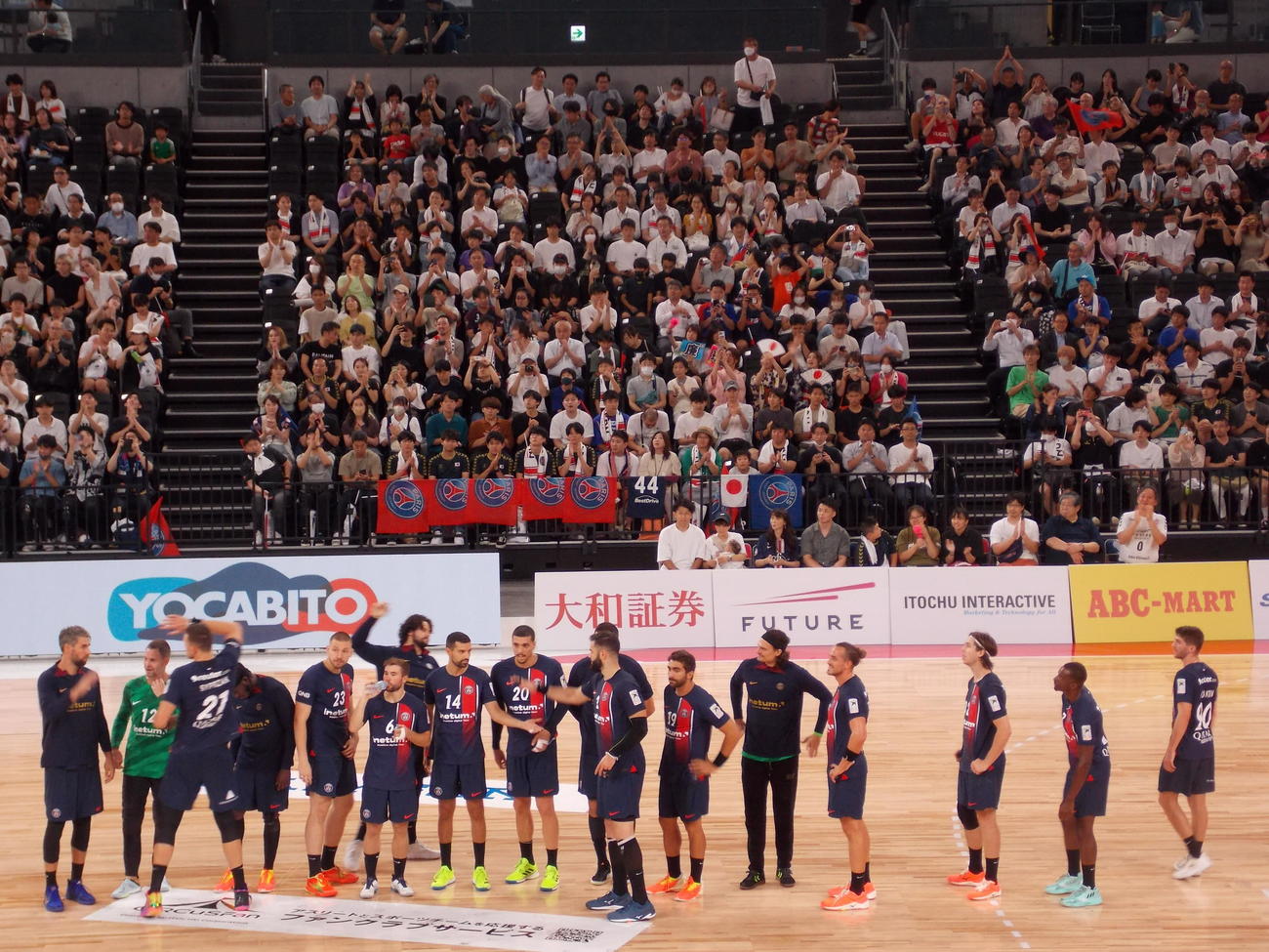 日本開催最多観衆1万801人の前で日本代表戦を終えたパリ・サンジェルマンの選手たち（撮影・松本航）