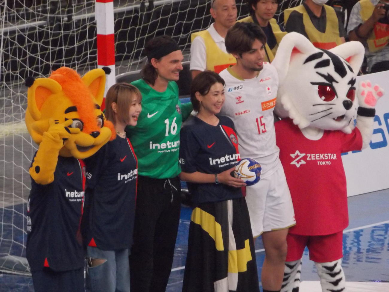 日本代表とパリ・サンジェルマンの一戦を前に始球式を行い、選手らと記念写真に納まる古閑美保さん（右から2人目）（撮影・松本航）