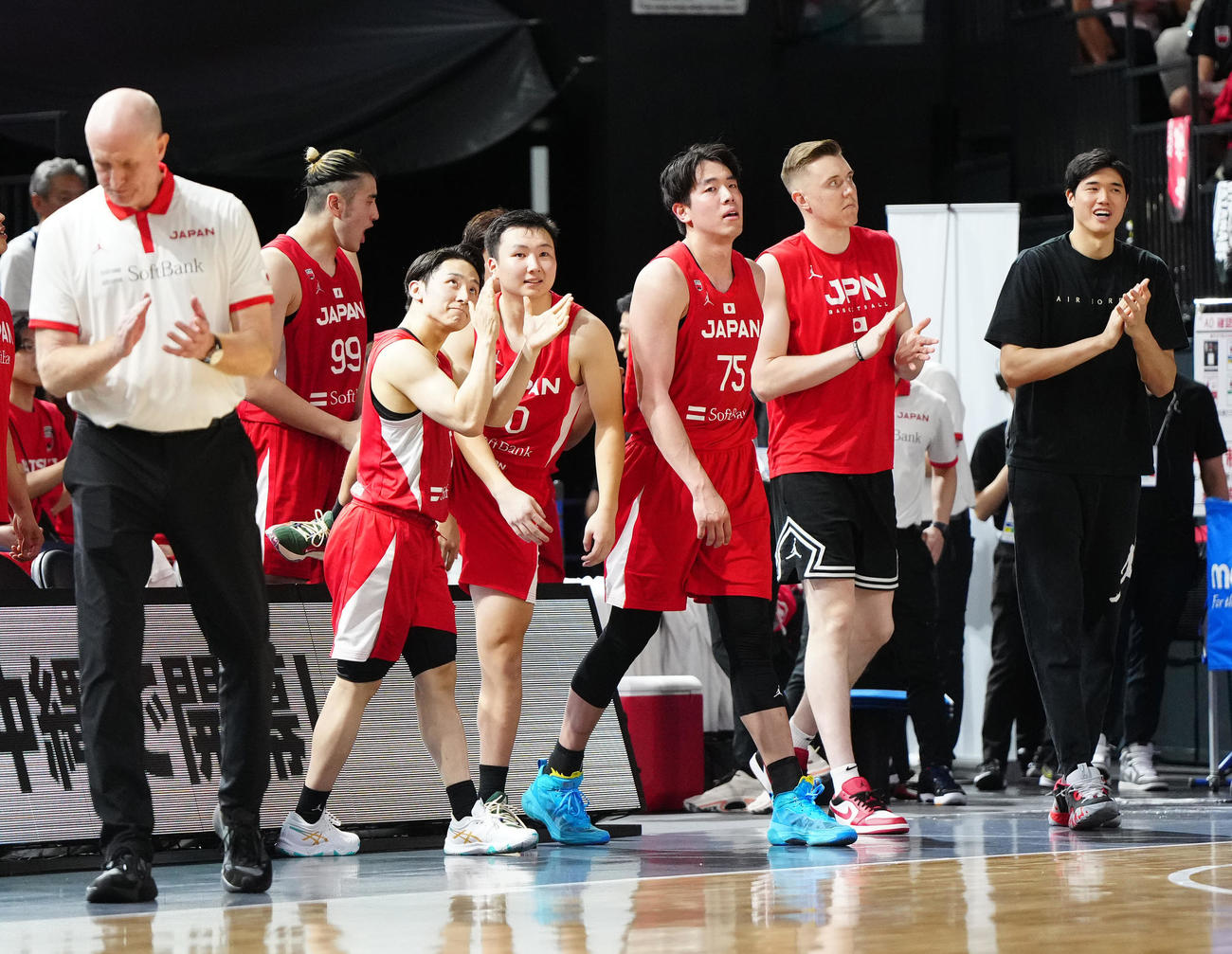 日本対ニュージーランド　勝利し、喜ぶ河村（左から3人目）ら日本代表の選手たち。右端は渡辺雄、左端はホーバス監督（撮影・江口和貴）