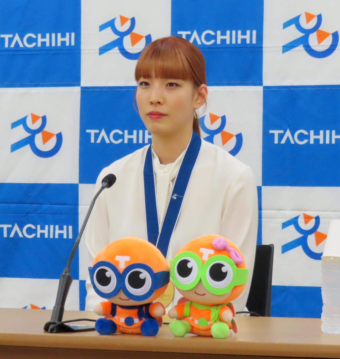 フェンシング世界選手権で日本勢初の2連覇を遂げ、褒賞金贈呈式後に会見した女子サーブルの江村美咲（撮影・木下淳）