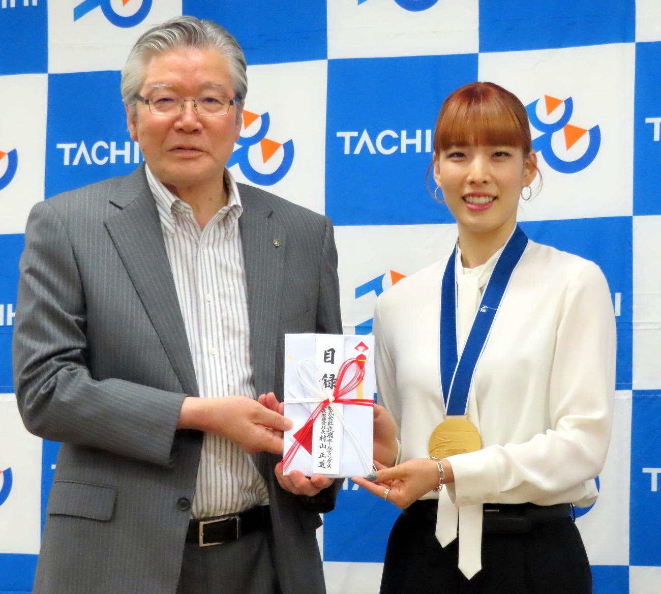 フェンシング世界選手権で日本勢初の2連覇を遂げ、立飛ホールディングスの村山正道社長から褒賞金500万円を贈られた女子サーブルの江村美咲（撮影・木下淳）