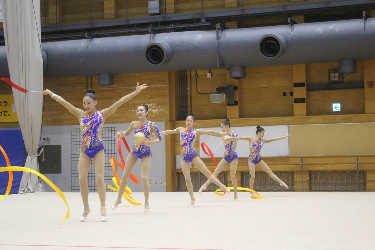 団体リボン＆ボールの演技を披露するフェアリージャパンPOLAの選手