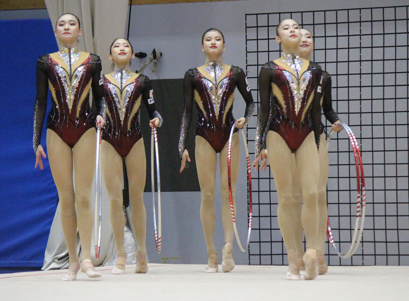団体フープの演技を披露するフェアリージャパンPOLAの選手