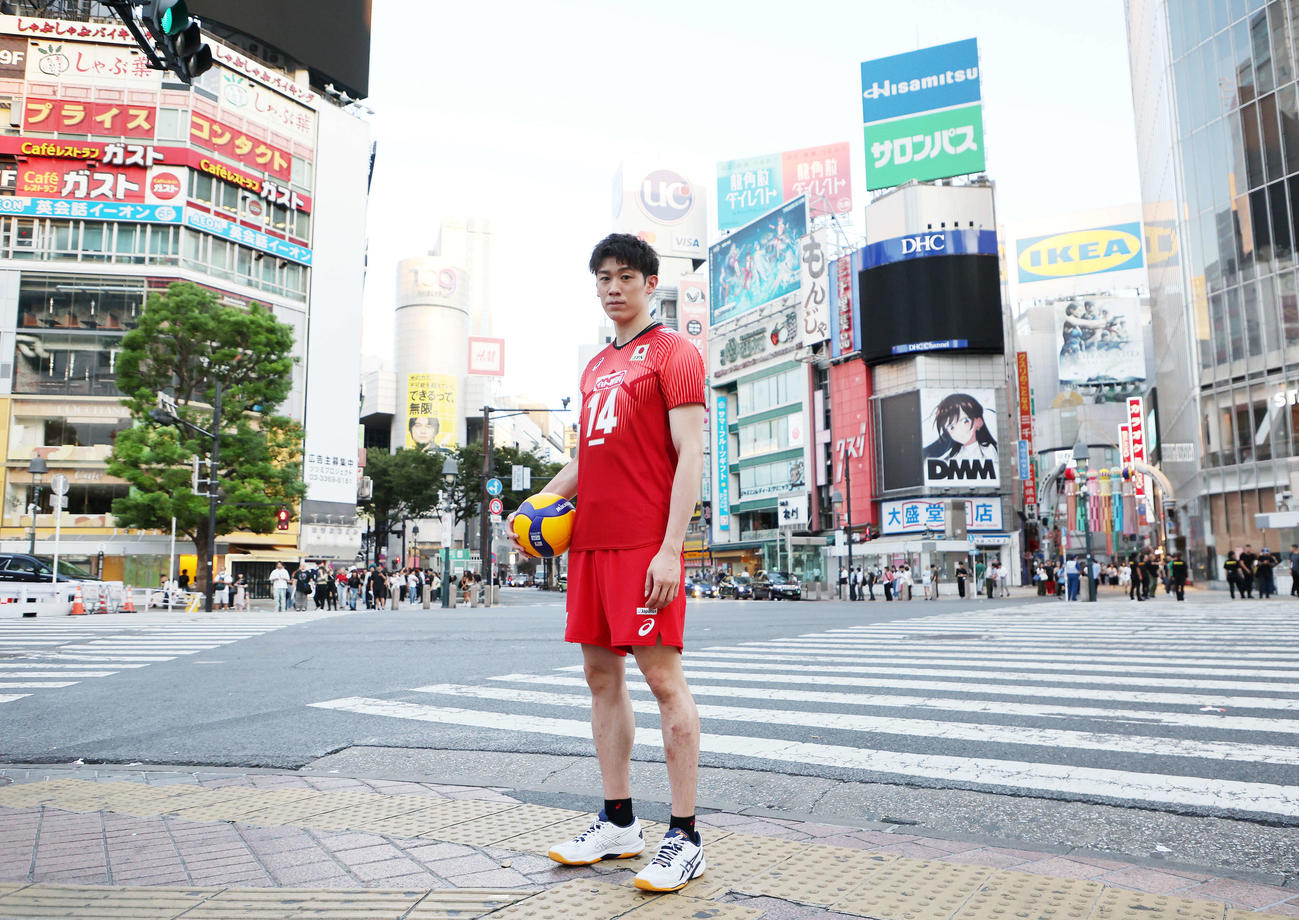 渋谷スクランブル交差点で撮影に臨む石川祐希（撮影・鈴木正人）