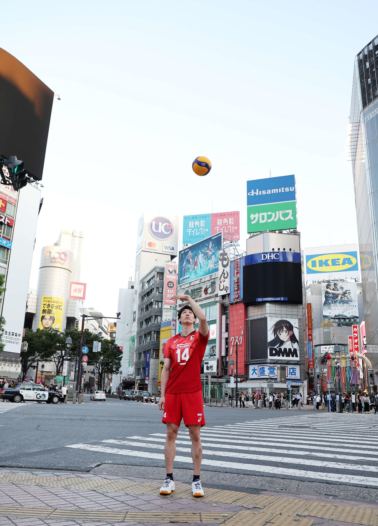 渋谷スクランブル交差点で撮影に臨む石川祐希（撮影・鈴木正人）