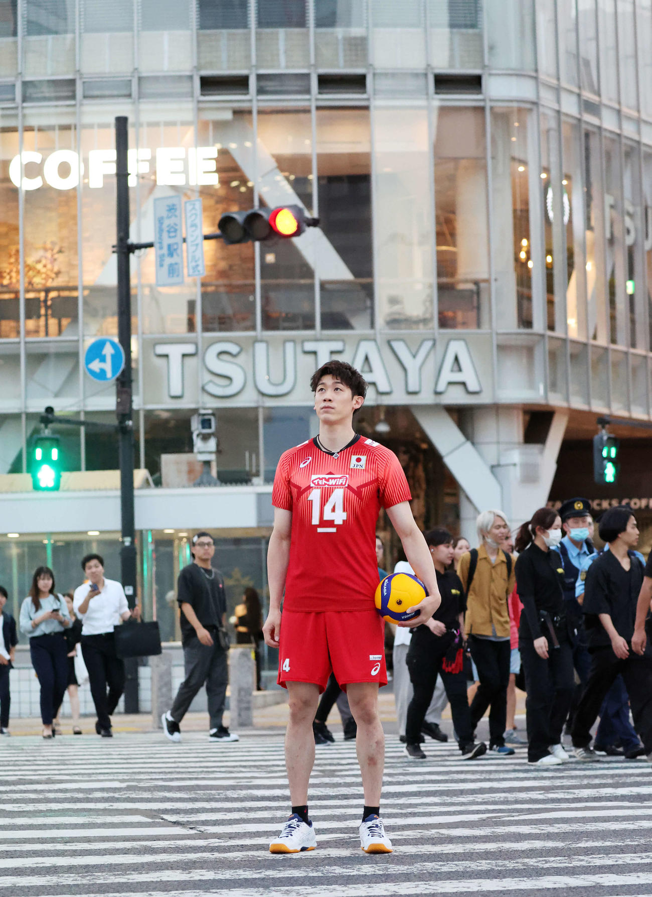 渋谷スクランブル交差点で撮影に臨む石川祐希（撮影・鈴木正人）