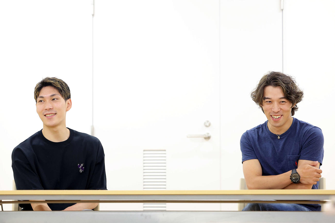 「ワンピース・オン・アイス」のリハーサル後、記者の質問に答える田中刑事さん（左）と無良崇人さん（撮影・河田真司）