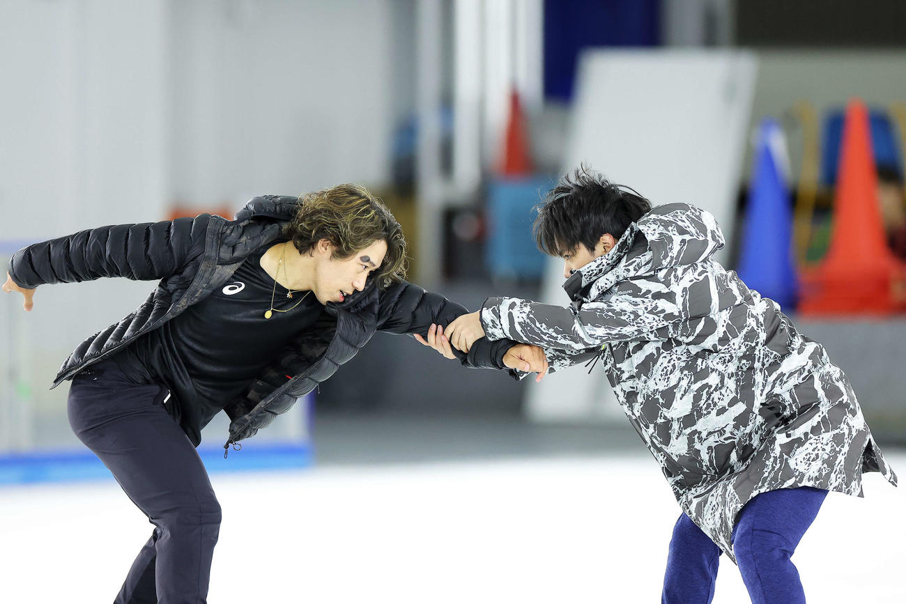 「ワンピース・オン・アイス」のリハーサルに臨む無良崇人さん（左）と宇野昌磨（撮影・河田真司）