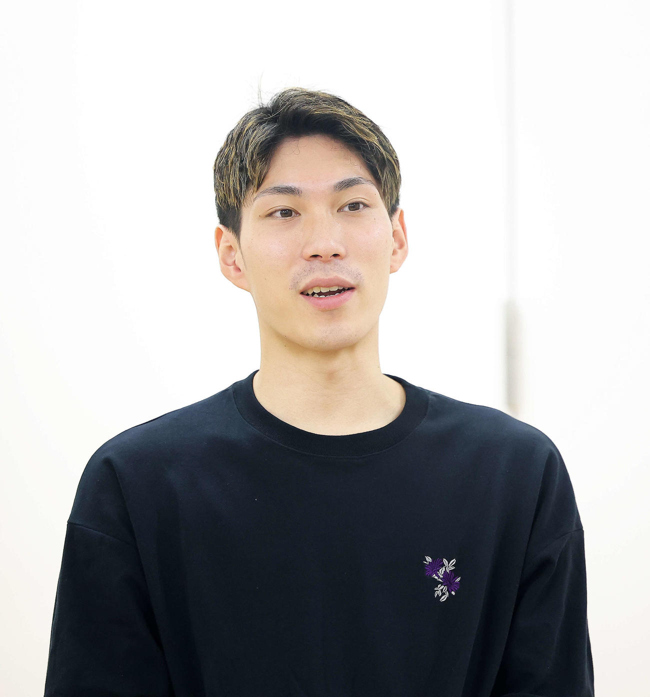「ワンピース・オン・アイス」のリハーサル後、記者の質問に答える田中刑事さん（撮影・河田真司）