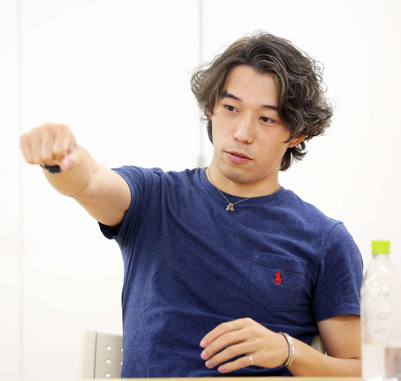 「ワンピース・オン・アイス」のリハーサル後、記者の質問に答える無良崇人さん（撮影・河田真司）