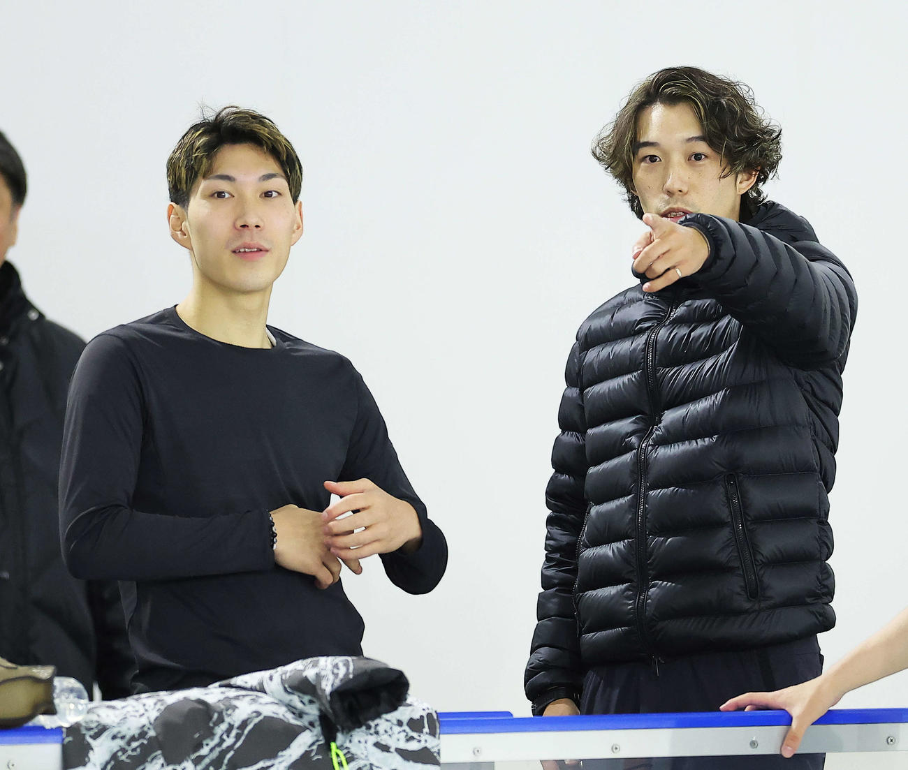 「ワンピース・オン・アイス」のリハーサルで言葉を交わす田中刑事さん（左）と無良崇人さん（撮影・河田真司）