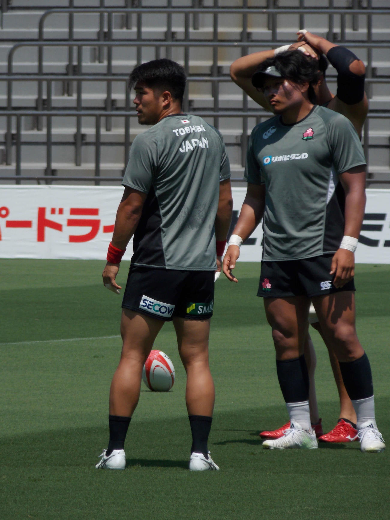 フィジー戦の前日練習で汗を流す日本代表SO松田力也（左）とプロップ稲垣啓太（撮影・松本航）