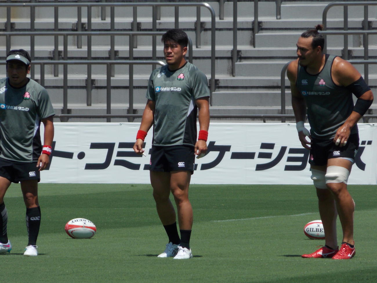 フィジー戦の前日練習で真剣な表情を見せる左から日本代表SH流大、SO松田力也、フランカーのベン・ガンター（撮影・松本航）