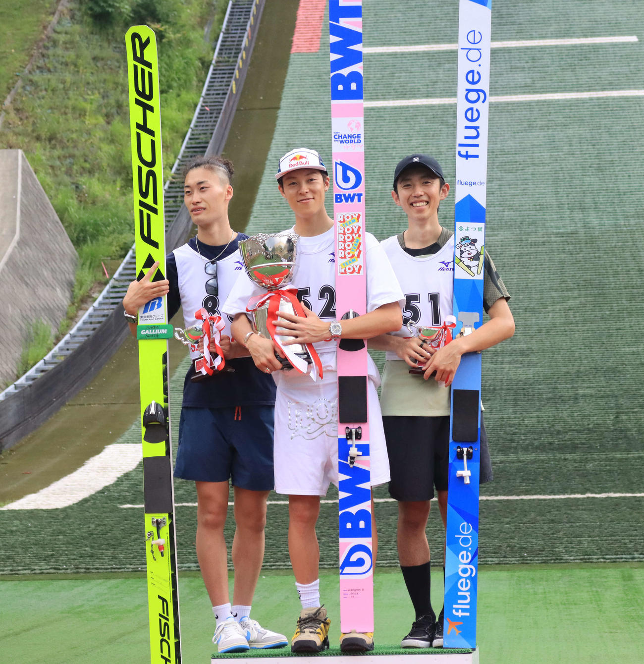 今季初戦に臨み、男子成年で連覇した小林（中央）。左は2位岩佐、右は3位中村（撮影・保坂果那）
