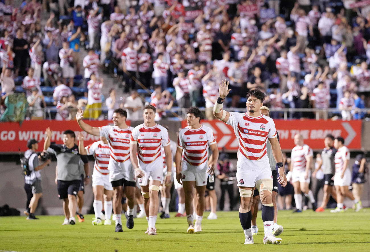 日本対フィジー試合後、場内1周する姫野（右）ら日本フィフティーン（撮影・鈴木みどり）