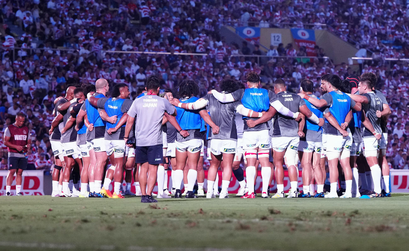日本対フィジー　試合前練習中、円陣を組むラグビー日本代表の選手たち（撮影・江口和貴）