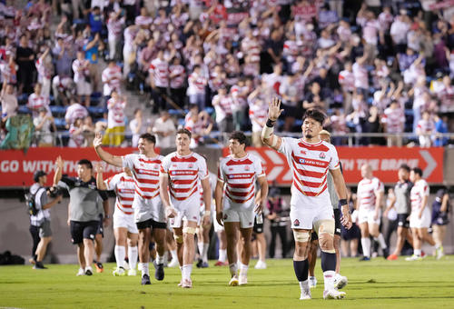 日本対フィジー試合後、場内1周する姫野（右）ら日本フィフティーン（撮影・鈴木みどり）