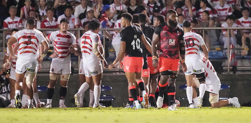 日本対フィジー　前半、フィジーに3本目のトライを決められ、ぼうぜんとする日本フィフティーン（撮影・鈴木みどり）
