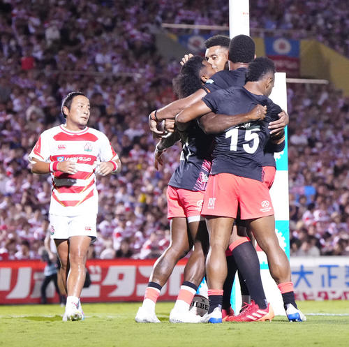 日本対フィジー　後半、フィジー代表のロマニにトライを決められ、厳しい表情の流（左）（撮影・江口和貴）