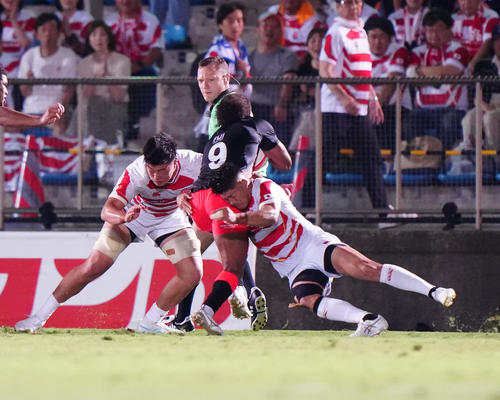 日本対フィジー　前半、フィジー・クルヴォリ（中央）にトライ決められる。左は下川、右は松田（撮影・江口和貴）