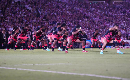 日本対フィジー　試合前、ジンビを披露するフィジー代表の選手たち（撮影・江口和貴）