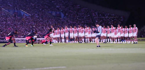 日本対フィジー　試合前、フィジー代表の選手たちが披露するジンビを見つめる日本代表の選手たち（右）（撮影・江口和貴）