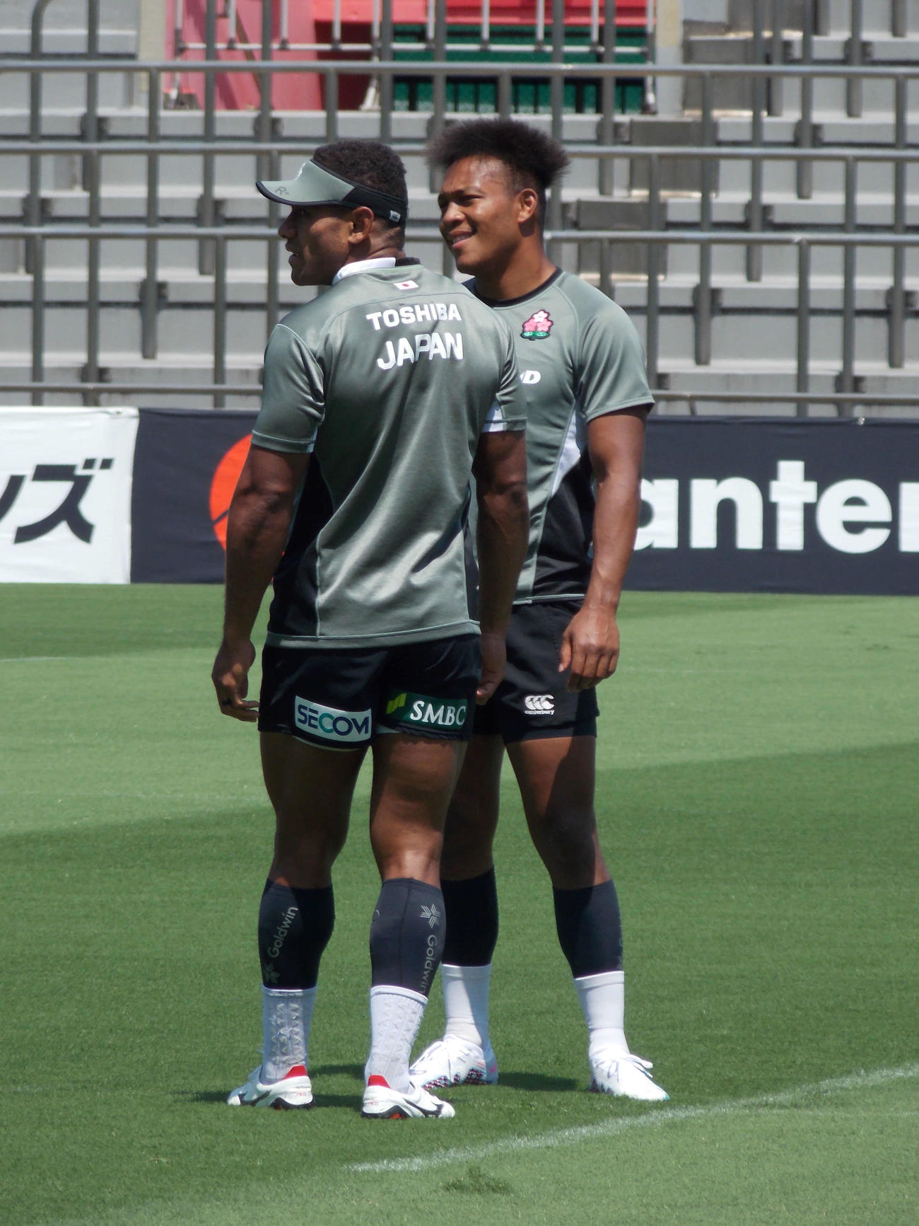 フィジー戦の前日練習で笑顔を見せる日本代表FB松島幸太朗（右）とWTBジョネ・ナイカブラ（撮影・松本航）