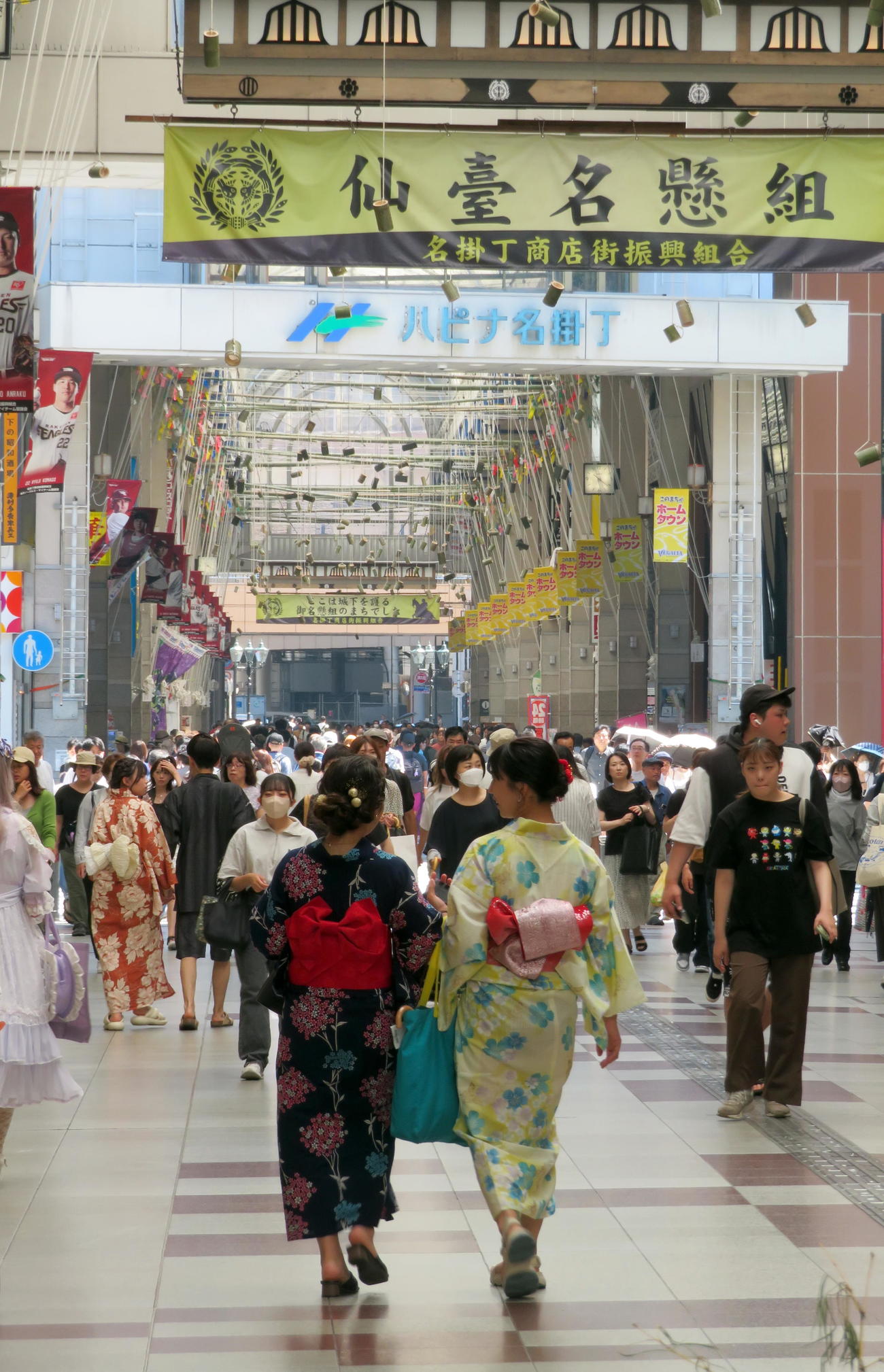 仙台市内を浴衣姿で歩く女性たち（撮影・鎌田直秀）