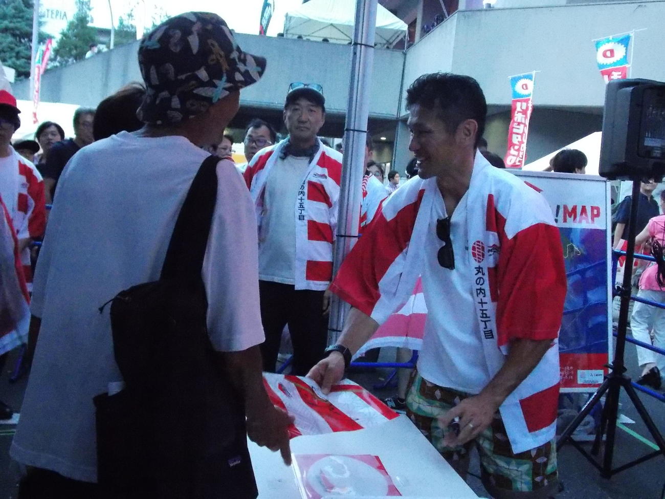 秩父宮で日本代表を応援する「ONE TEAM大作戦」のエール集めを行った広瀬俊朗氏（右）（撮影・松本航）