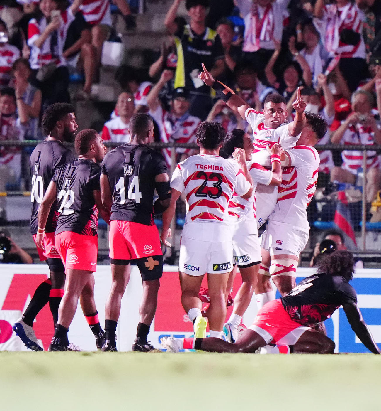日本対フィジー　後半、トライを決め、祝福されるWTBナイカブラ（後方右から2人目）（撮影・江口和貴）