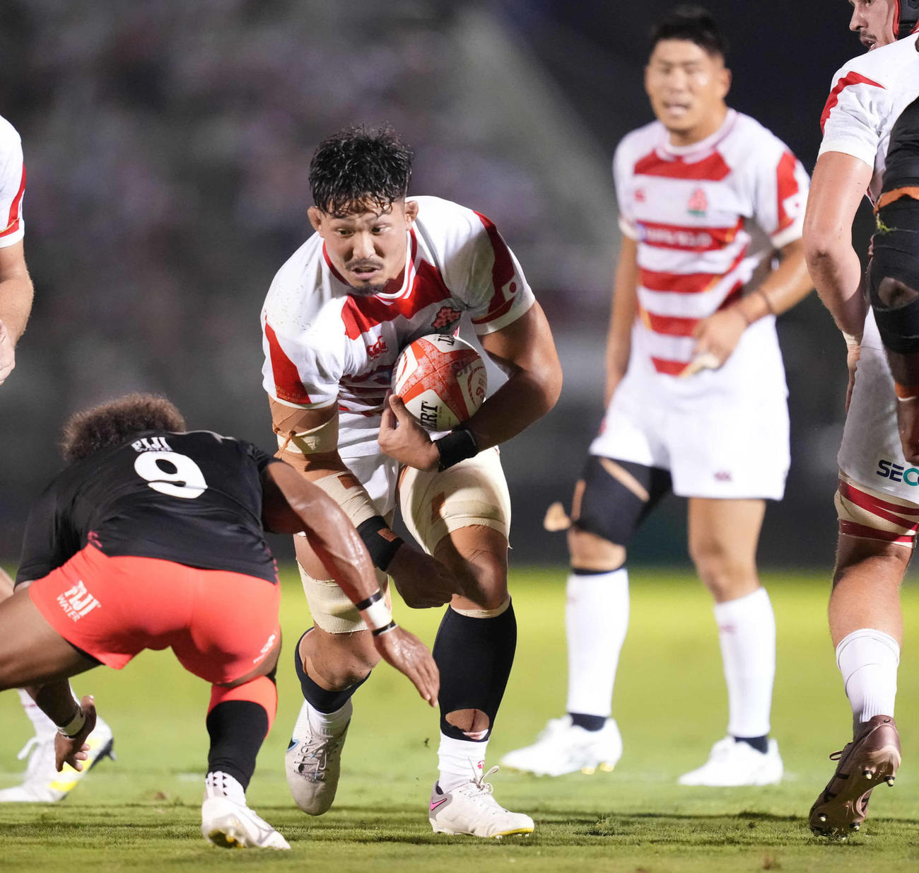 日本対フィジー　前半、突破を図るNO8姫野和樹（撮影・鈴木みどり）