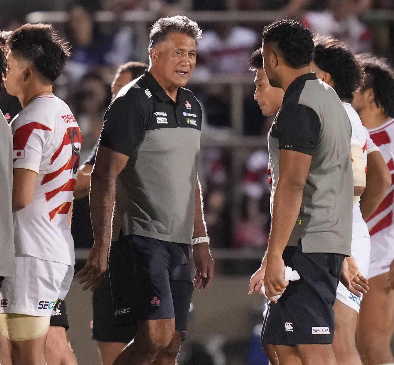 フィジーに敗戦後、スタッフと話す日本代表ジョセフHC（中央）（撮影・鈴木みどり）