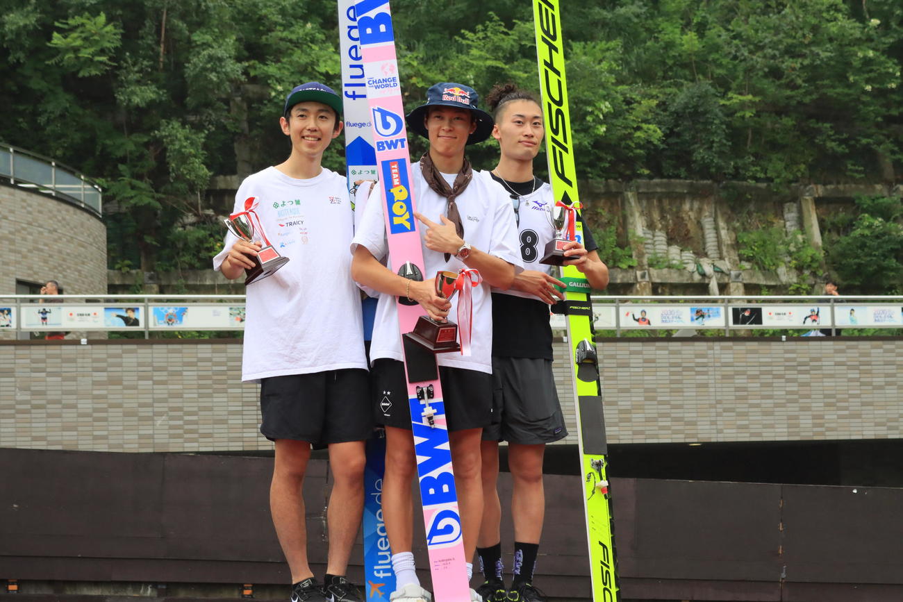 男子成年で優勝した小林（中央）。左は2位中村、右は3位岩佐（撮影・保坂果那）