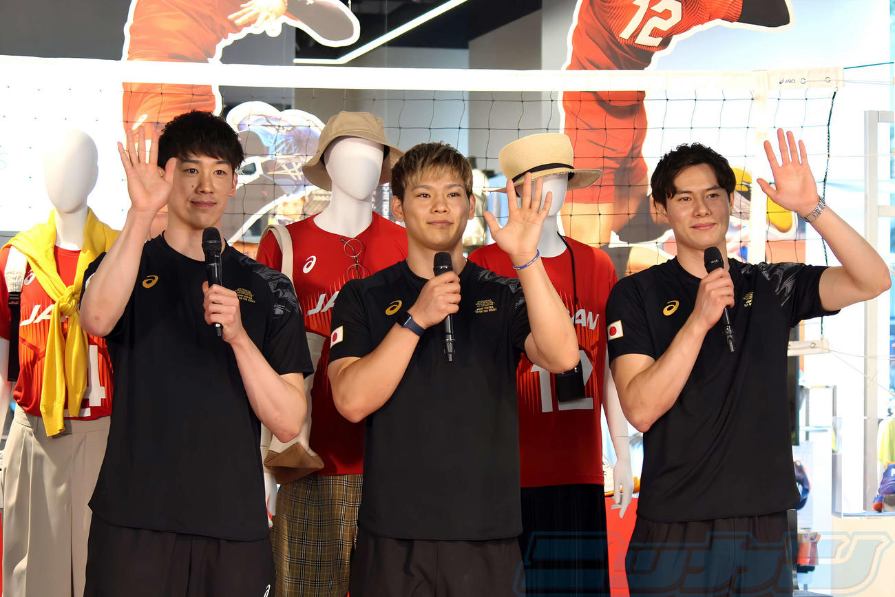 イベントで手を振る左から石川祐希、西田有志、高橋藍（撮影・勝部晃多）