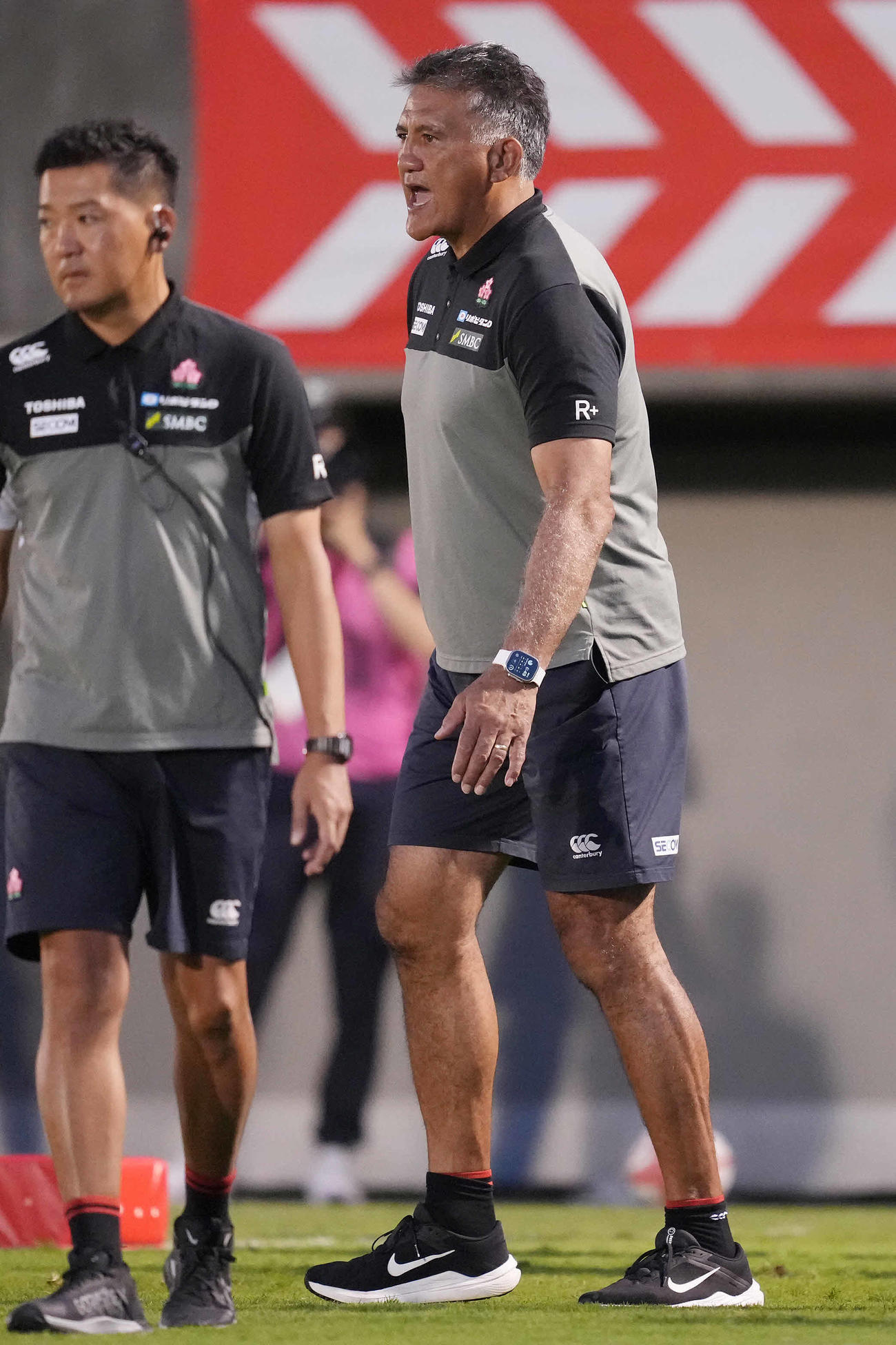 2023年8月5日、フィジー戦の試合前練習を見守る日本代表のジェイミー・ジョセフHC