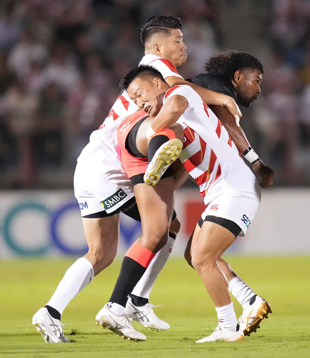 2023年8月5日、フィジー戦の前半で相手にタックルするSO松田（上）とSH斎藤（手前）