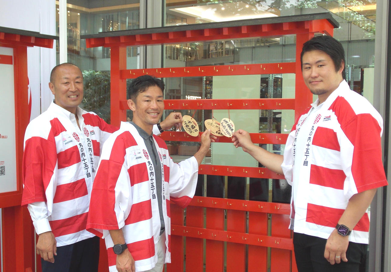 東京・丸ビル外構部の丸の内ラグビー神社前で絵馬を手にする元日本代表の左から伊藤剛臣氏、広瀬俊朗氏、真壁伸弥氏（撮影・松本航）