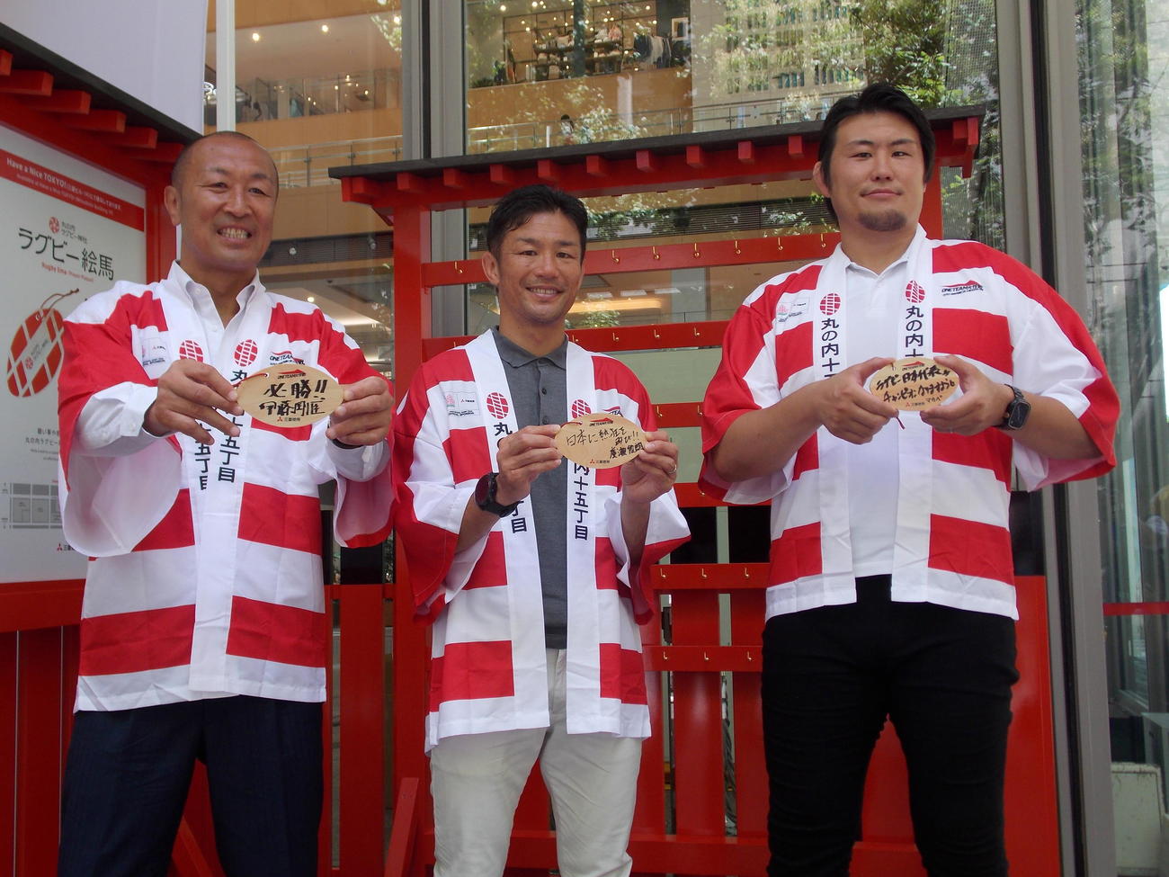 東京・丸ビル外構部の丸の内ラグビー神社前で絵馬を手にする元日本代表の左から伊藤剛臣氏、広瀬俊朗氏、真壁伸弥氏（撮影・松本航）