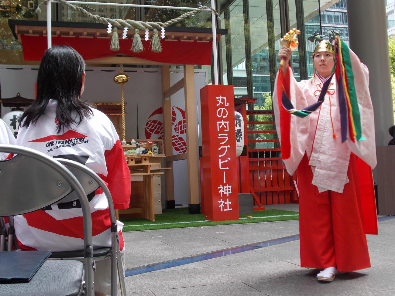 東京・丸ビル外構部の丸の内ラグビー神社で行われた御神霊奉鎮祭（撮影・松本航）
