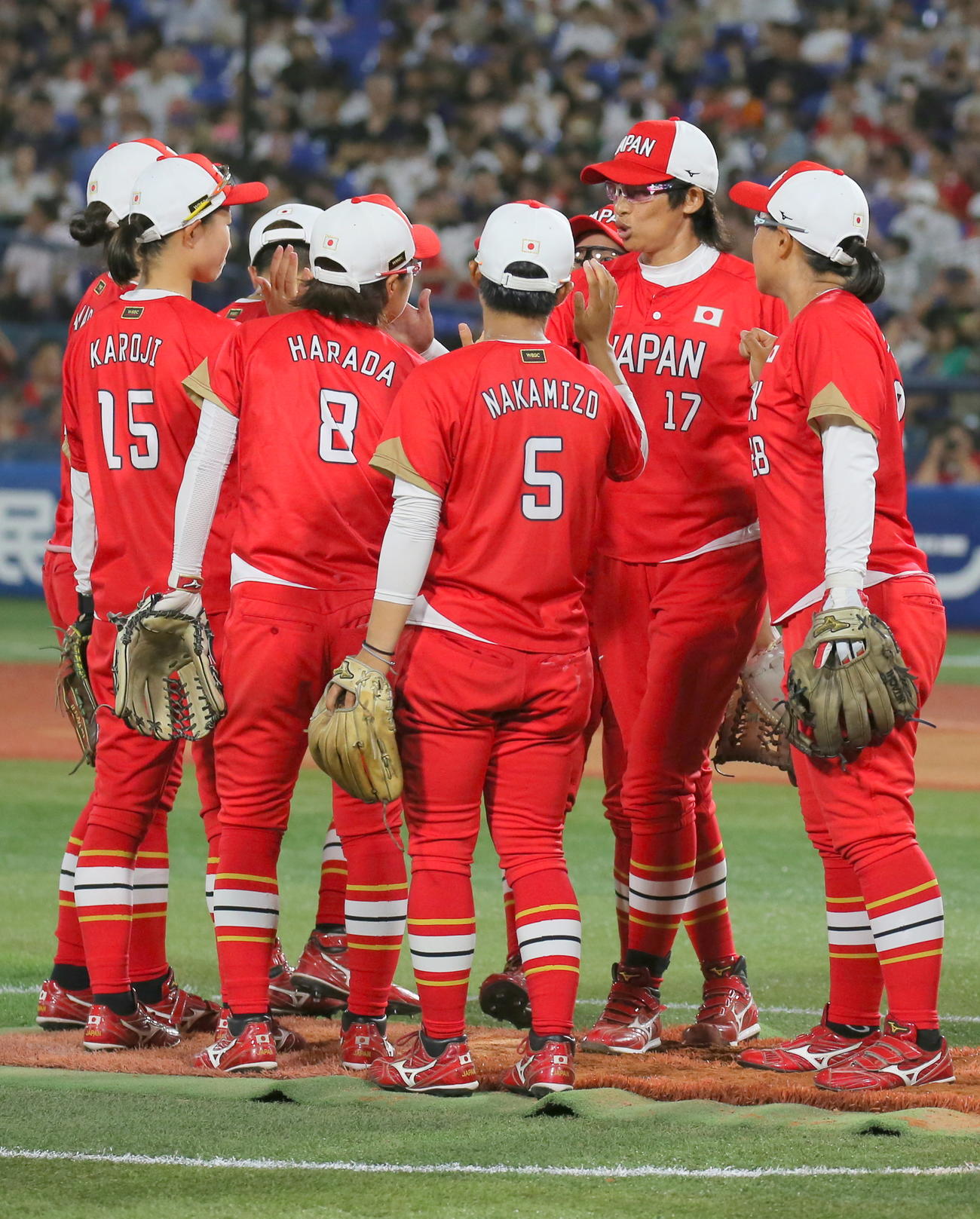 ソフトボール日米対抗2023　日本代表の上野由岐子投手（右から2人目）は円陣でナインを鼓舞（撮影・木下淳）