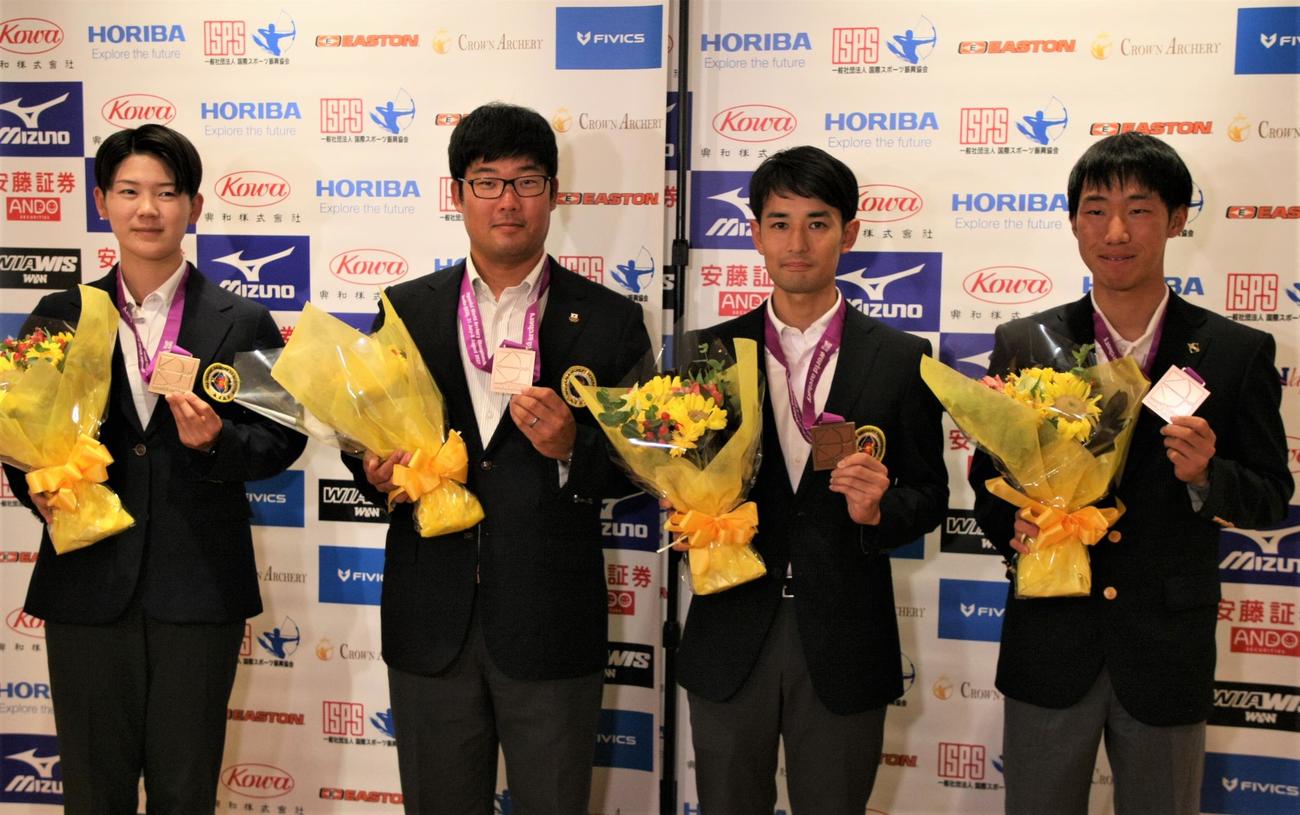 世界選手権から帰国した、左から野田、古川、中西、斉藤（撮影・藤塚大輔）