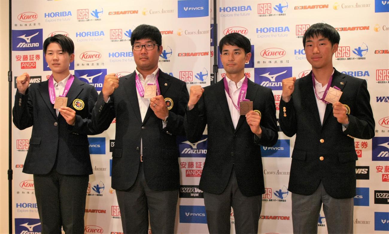 世界選手権から帰国した、左から野田、古川、中西、斉藤（撮影・藤塚大輔）