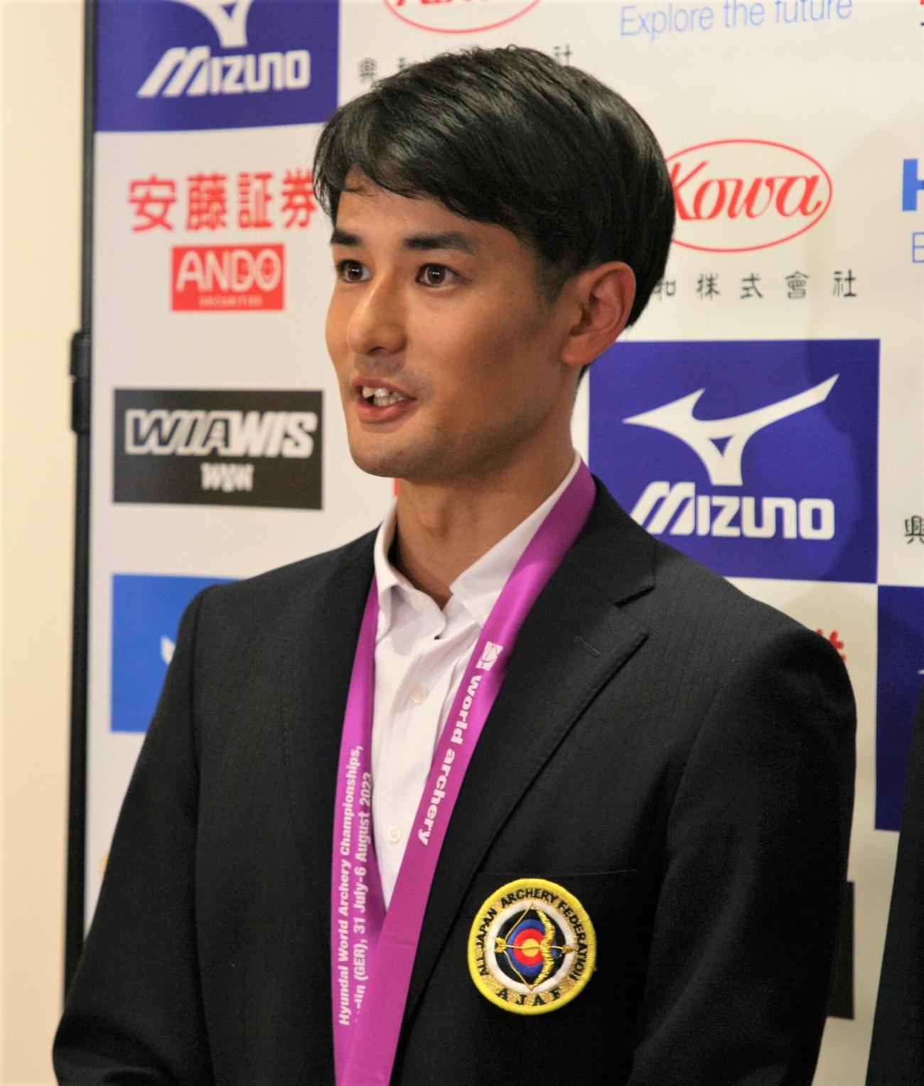 世界選手権後の帰国取材に応じる中西（撮影・藤塚大輔）